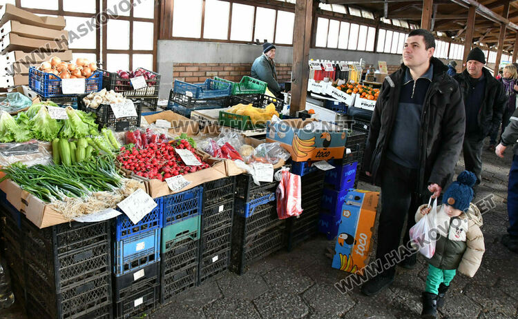 В третия ден на еврото: Хасковлии пазаруват в лева