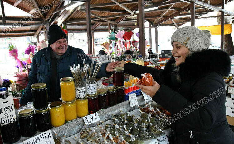 В третия ден на еврото: Хасковлии пазаруват в лева