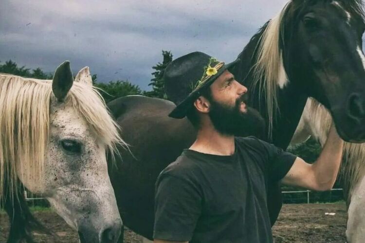 "Богат съм душевно". Какъв е животът с 22 коня в Рила - ВИДЕО