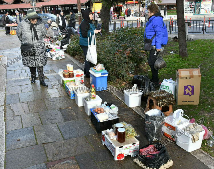 В третия ден на еврото: Хасковлии пазаруват в лева