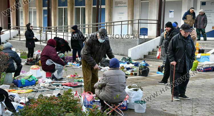 В третия ден на еврото: Хасковлии пазаруват в лева