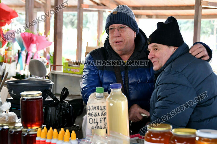 В третия ден на еврото: Хасковлии пазаруват в лева