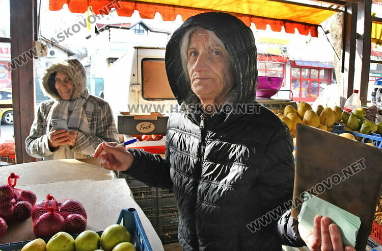 В третия ден на еврото: Хасковлии пазаруват в лева