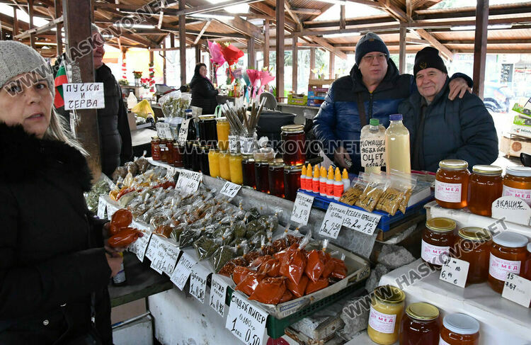 В третия ден на еврото: Хасковлии пазаруват в лева