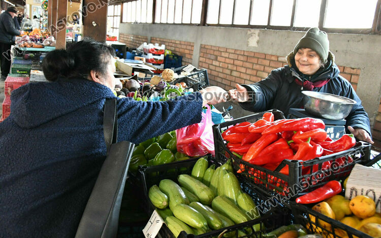 В третия ден на еврото: Хасковлии пазаруват в лева