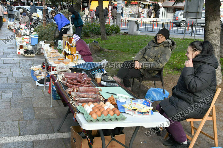 В третия ден на еврото: Хасковлии пазаруват в лева