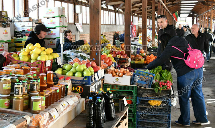 В третия ден на еврото: Хасковлии пазаруват в лева