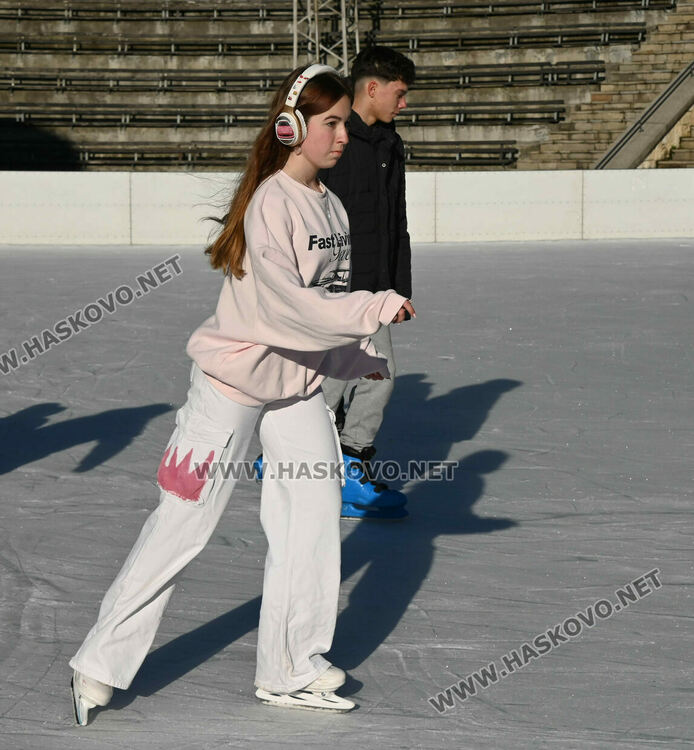  17 градуса затвориха ледената пързалка