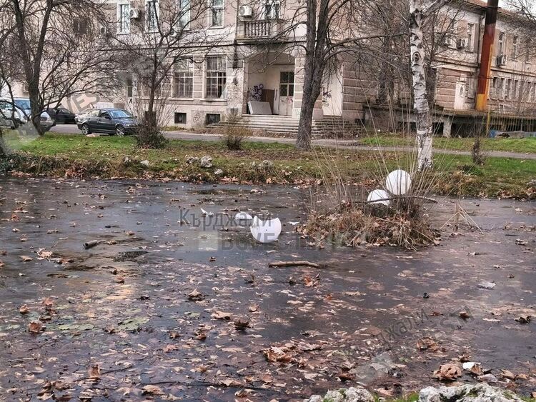 Погром в парк &bdquo;Горубсо&ldquo;в Кърджали, вандали потрошиха за празниците осветителните тела