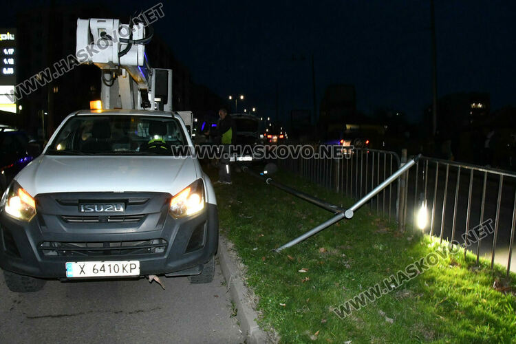 Кола събори стълб от уличното осветление на бул. &bdquo;Васил Левски&ldquo; в Хасково