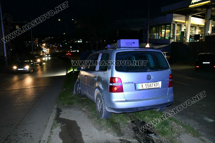 Кола събори стълб от уличното осветление на бул. &bdquo;Васил Левски&ldquo; в Хасково