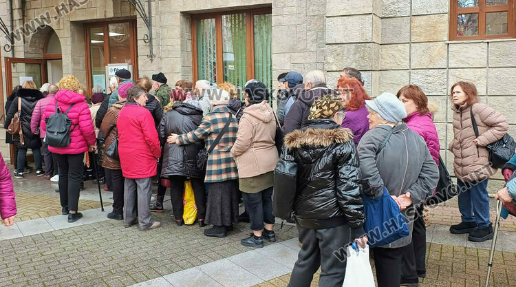 Пенсионери извиха опашка за новите абонаментни карти от 1 евро за всички линии 