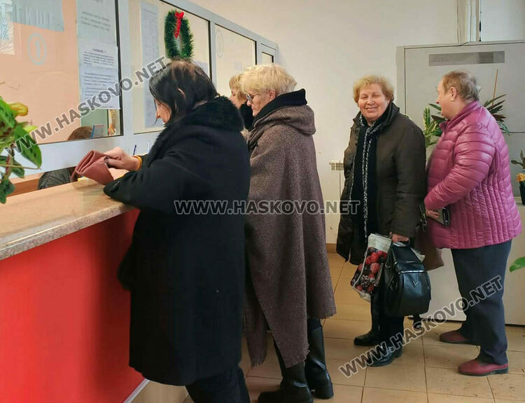 Пенсионери извиха опашка за новите абонаментни карти от 1 евро за всички линии 