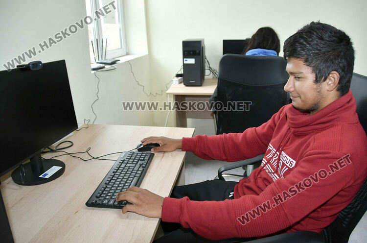 Ще учат на компютърна грамотност възрастни и социално уязвими в нов дигитален клуб 