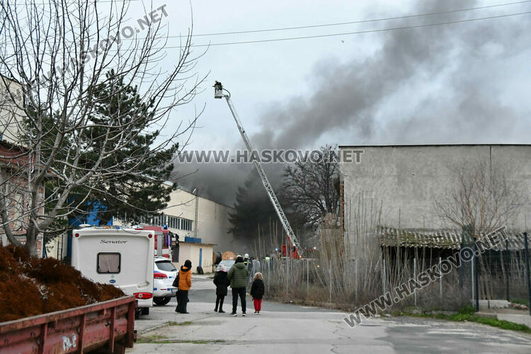Гори склад за фотоволтаици в индустриалната зона на Хасково
