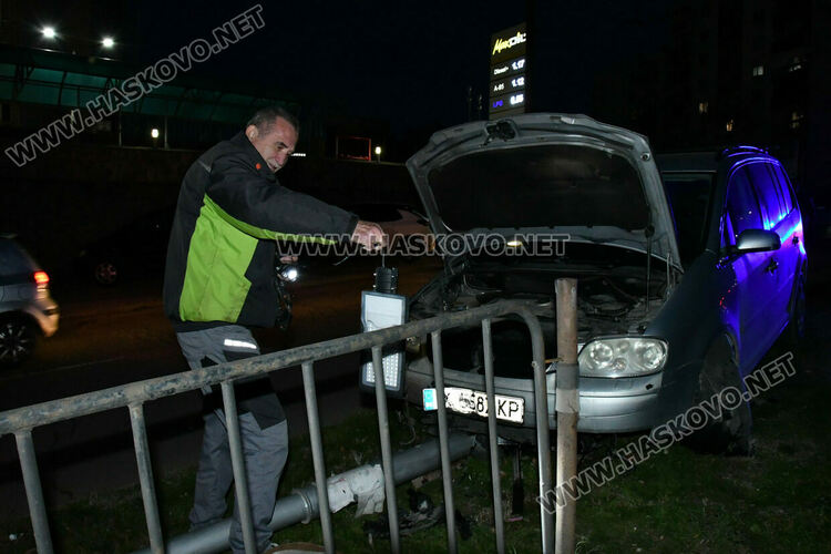 Кола събори стълб от уличното осветление на бул. &bdquo;Васил Левски&ldquo; в Хасково