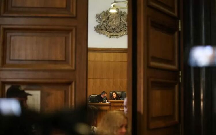 Механичното откриване и закриване на щатни бройки в съдилищата няма как да реши проблема с натовареността.