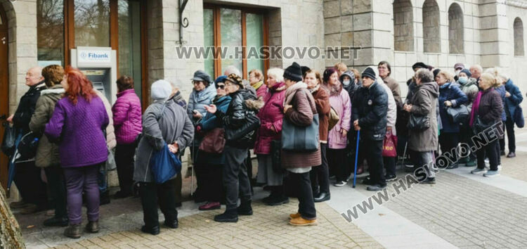 Пенсионери извиха опашка за новите абонаментни карти от 1 евро за всички линии 