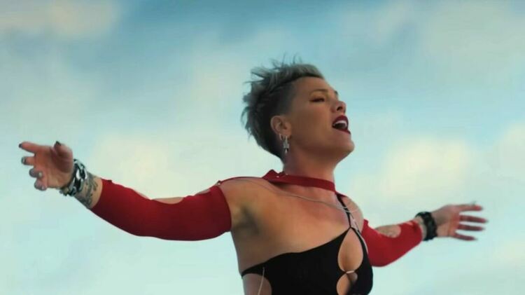 P!nk посрещна Нова година в болница с обнадеждаващо послание: &bdquo;Избирам радостта&ldquo;