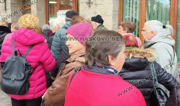 Пенсионери извиха опашка за новите абонаментни карти от 1 евро за всички линии 