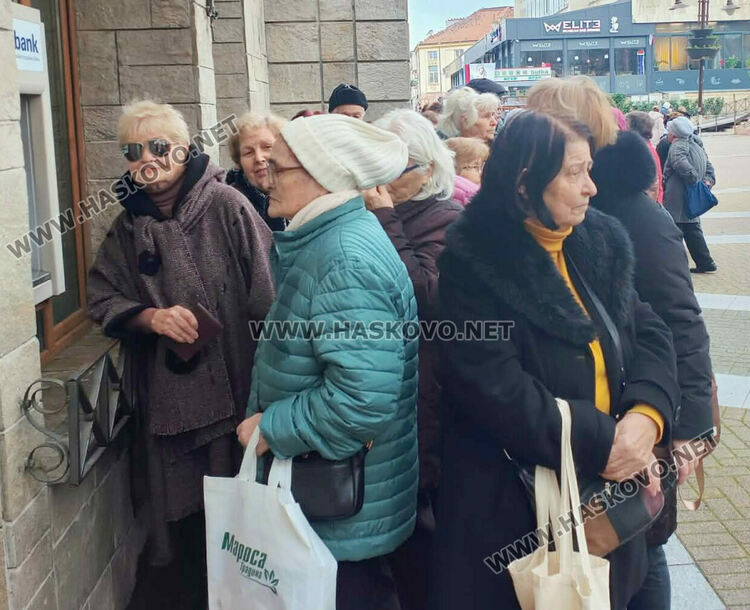 Пенсионери извиха опашка за новите абонаментни карти от 1 евро за всички линии 