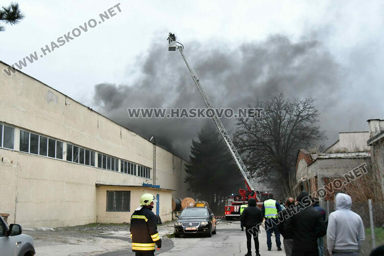 Гори склад за фотоволтаици в индустриалната зона на Хасково