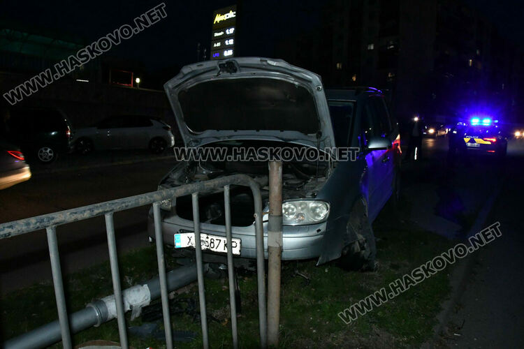 Кола събори стълб от уличното осветление на бул. &bdquo;Васил Левски&ldquo; в Хасково
