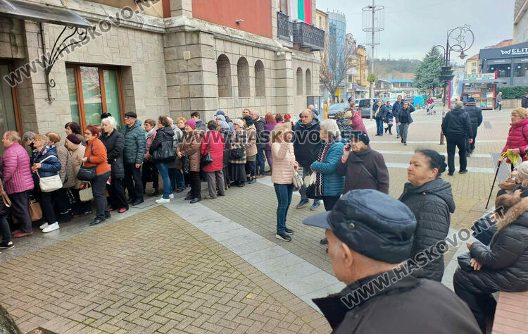 Пенсионери извиха опашка за новите абонаментни карти от 1 евро за всички линии 