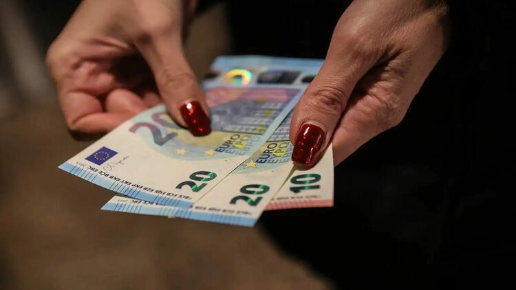 Politico: Как българите приемат еврото?