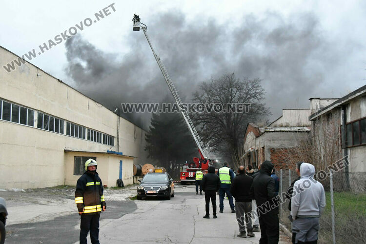 Гори склад за фотоволтаици в индустриалната зона на Хасково