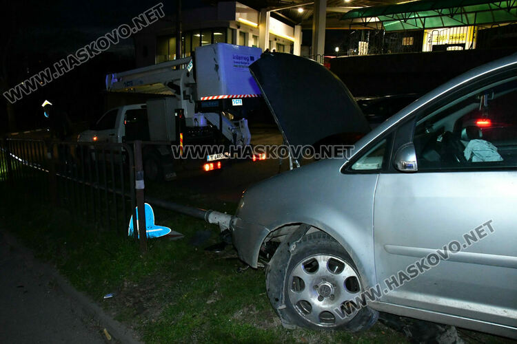 Кола събори стълб от уличното осветление на бул. &bdquo;Васил Левски&ldquo; в Хасково