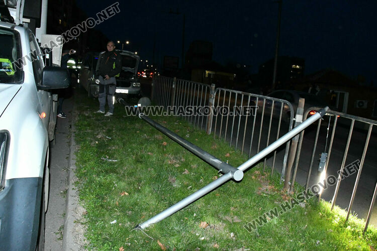 Кола събори стълб от уличното осветление на бул. &bdquo;Васил Левски&ldquo; в Хасково