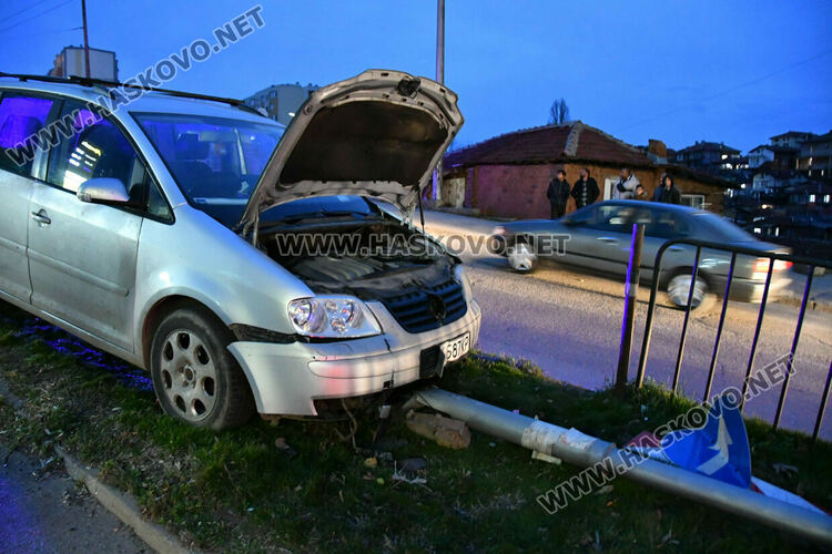 Кола събори стълб от уличното осветление на бул. &bdquo;Васил Левски&ldquo; в Хасково