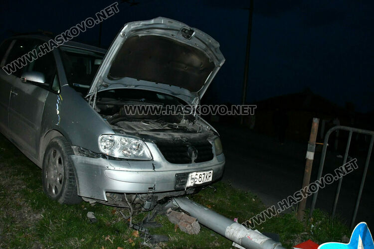 Кола събори стълб от уличното осветление на бул. &bdquo;Васил Левски&ldquo; в Хасково