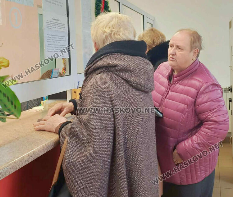 Пенсионери извиха опашка за новите абонаментни карти от 1 евро за всички линии 