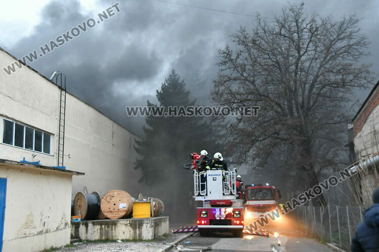 Гори склад за фотоволтаици в индустриалната зона на Хасково