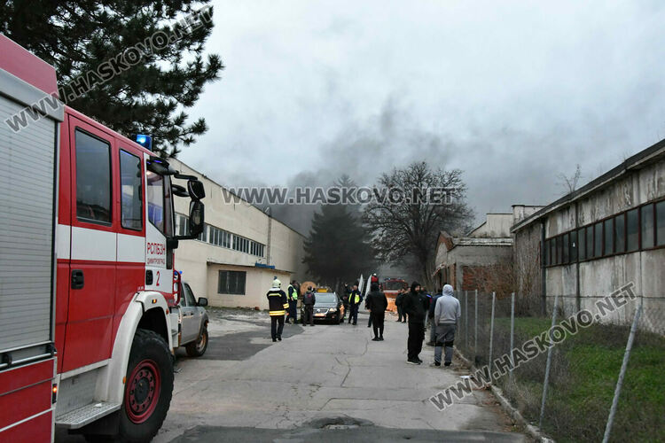 Гори склад за фотоволтаици в индустриалната зона на Хасково
