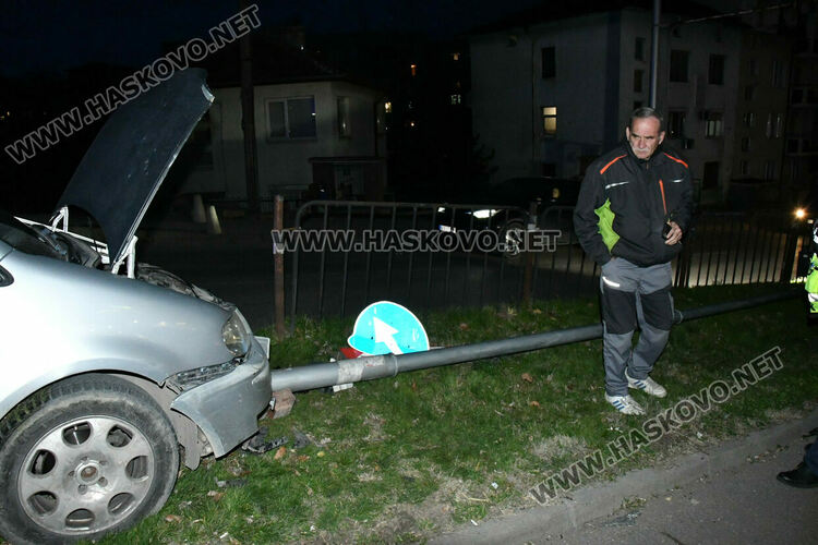 Кола събори стълб от уличното осветление на бул. &bdquo;Васил Левски&ldquo; в Хасково