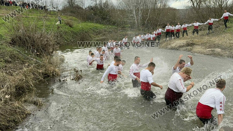 Елиас Найденов извади кръста от ледените води на река Харманлийска