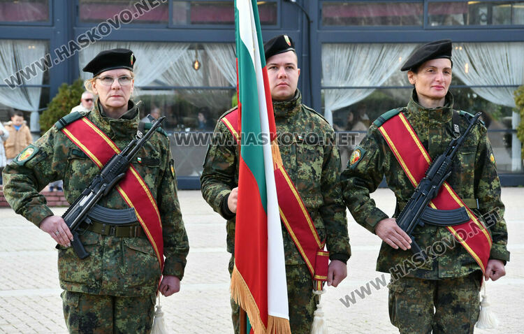 Хасково сведе глава пред Ботев, тържествен водосвет за бойните знамена за Богоявление