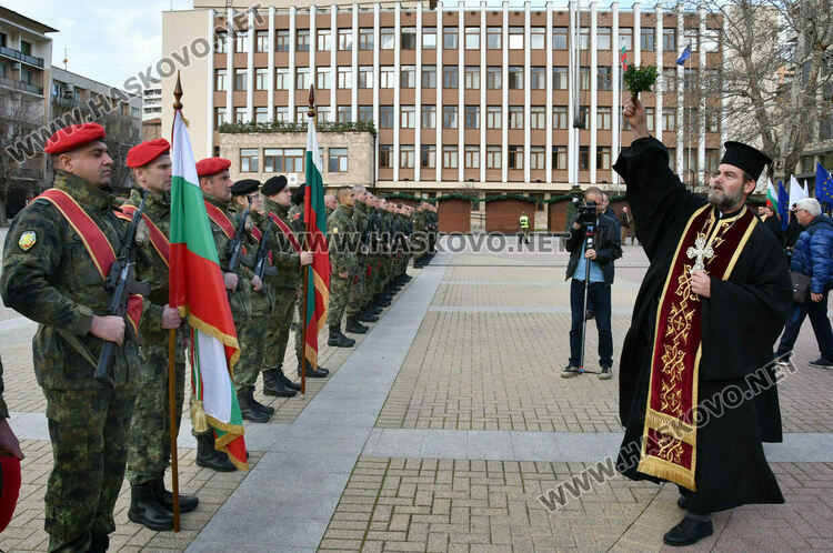 Хасково сведе глава пред Ботев, тържествен водосвет за бойните знамена за Богоявление