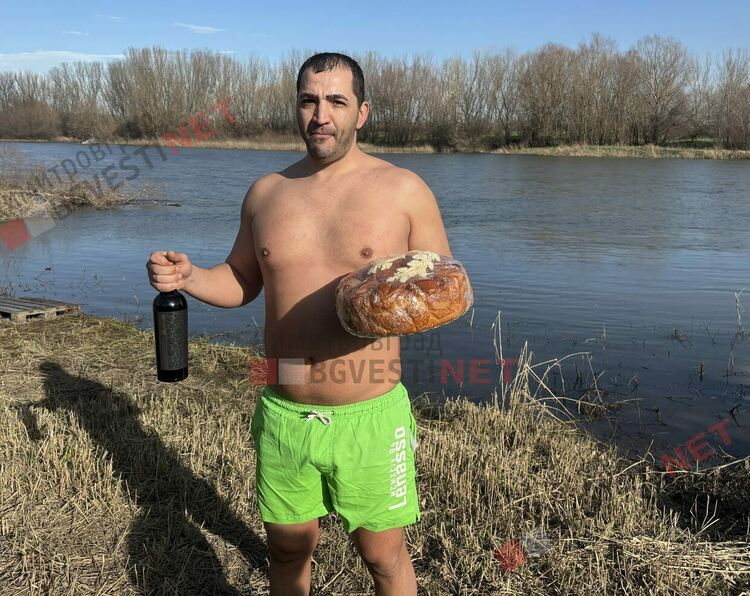 35 смелчаци се хвърлиха за Богоявленския кръст в Марица край Димитровград