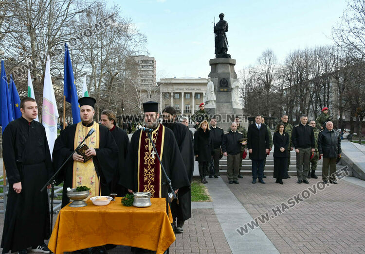 Хасково сведе глава пред Ботев, тържествен водосвет за бойните знамена за Богоявление
