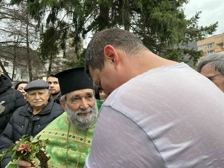 Борис Манчев хвана Богоявленския кръст в Девин