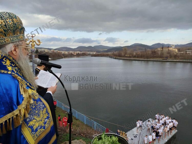 Димитър Николов спаси кръста в Арда,Виктор Недялков в басейна на манастира "Св.Йоан Предтеча"/снимки/