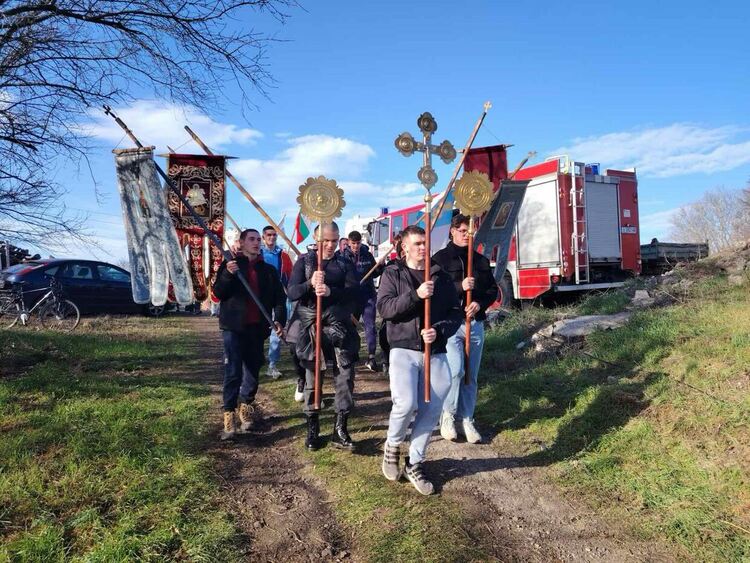 35 скочиха в Марица, кръста извади Петър Петков