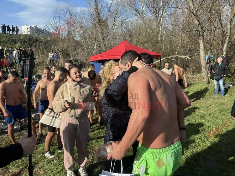 35 смелчаци се хвърлиха за Богоявленския кръст в Марица край Димитровград