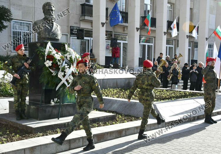Хасково сведе глава пред Ботев, тържествен водосвет за бойните знамена за Богоявление