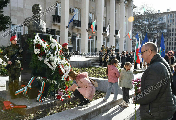 Хасково сведе глава пред Ботев, тържествен водосвет за бойните знамена за Богоявление