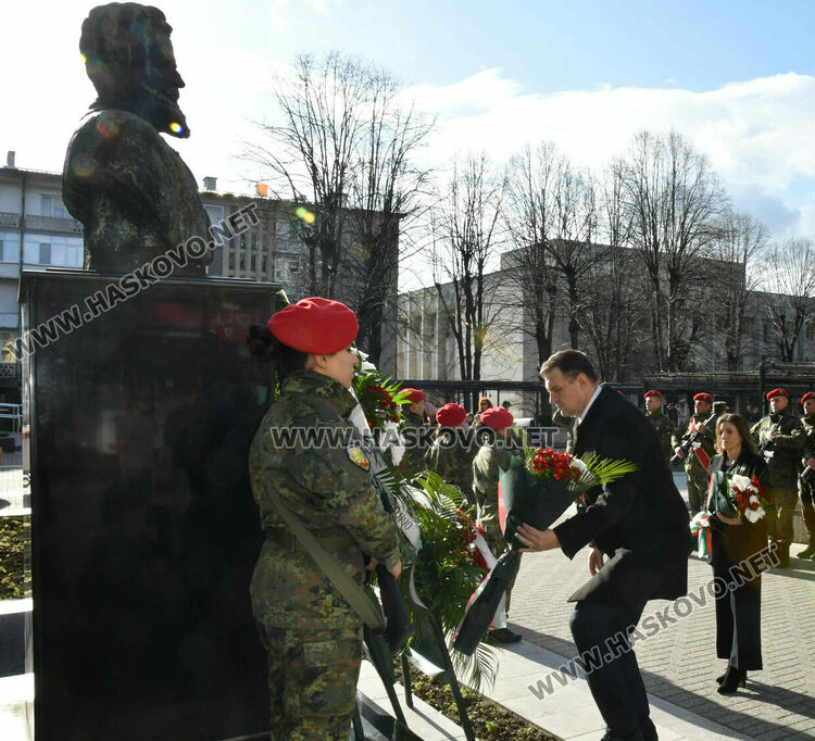 Хасково сведе глава пред Ботев, тържествен водосвет за бойните знамена за Богоявление